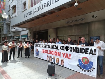 Ertzainen protesta Lakuako Gobernuaren Bilboko egoitzaren aurrean.