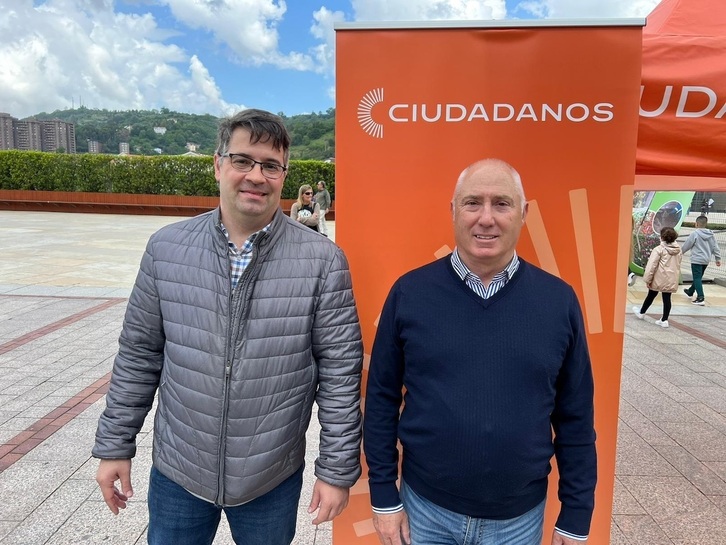 El candidato de Cs a la Alcaldía de Bilbo, Raúl Alonso (izda), junto al presidente de CS Euskadi y parlamentario, José Manuel Gil.