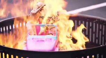 El ultraconservador Ben Shapiro escenificó una quema de 'barbies'.