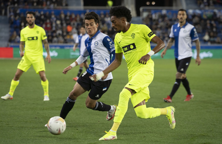 Mojica, con la camiseta del Elche, en un partido en Mendizorrotza contra el Alavés.