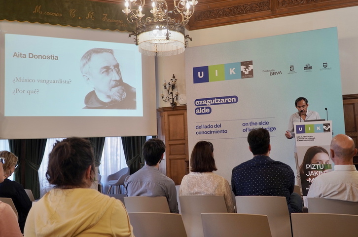 Josu Okiñena pianista eta ikertzaileak eskaini zuen Aita Donostiari buruzko hitzaldia..