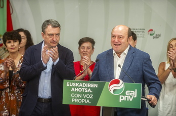 La seriedad de Aitor Esteban contrasta con la sonrisa de Andoni Ortuzar en la valoración de los resultados electorales.