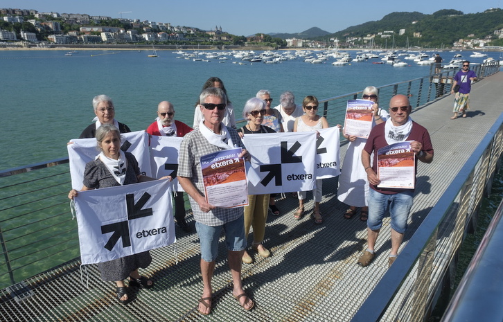 Preso, iheslari eta deportatuen senideak, Donostian eginiko agerraldian.