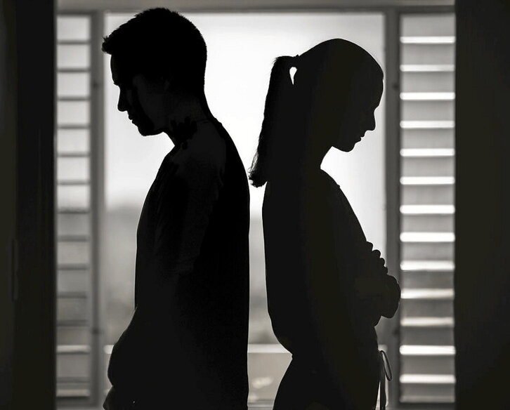 Isiltasuna gero eta handiagoa eta pisutsuagoa bihurtzen da.