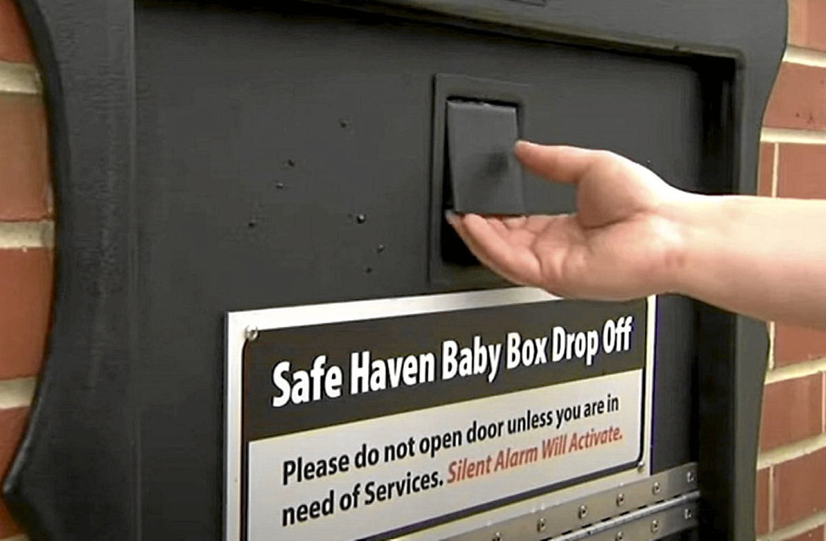 Jaioberrientzako kutxaren irudia. Kanpotik labe handi baten antza du: altzairuzko ateak dituen tramankulua irekitzean, kuxin finez estalitako plastikozko kutxa erakusten du. (GAUR8)