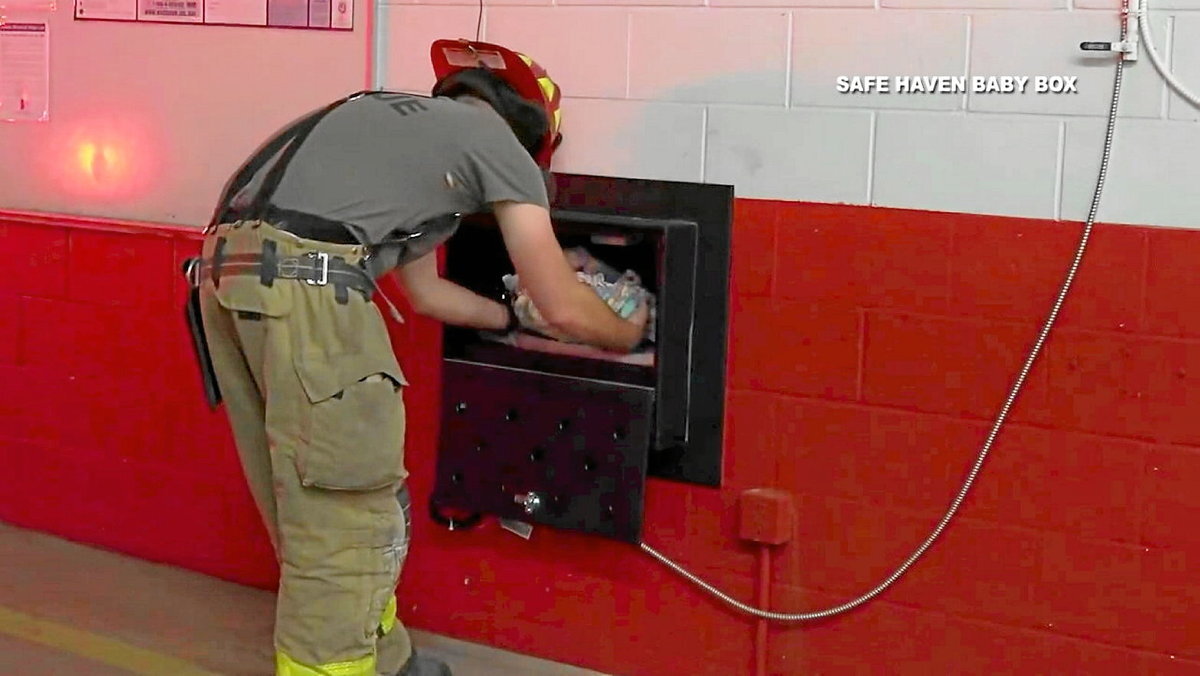 Anonimoki jaioberriak abandonatzeko kutxak suhiltzaileen kasernen sarreretan aurki daitezke. (GAUR8)