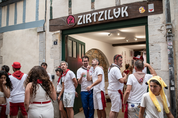 Peñek haien egoitzak zabaltzen dituzte bestetako giroa gau eta egun bermatuz.