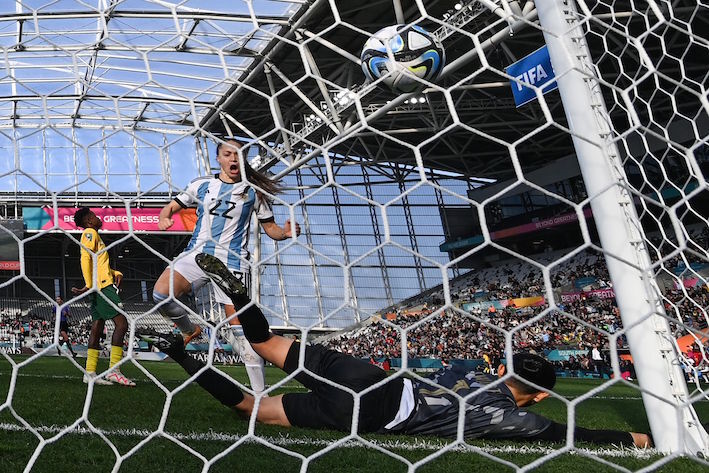 Banini observa cómo entra en la portería de Swart el gol del empate a dos. Sanka Vidanagama/AFP