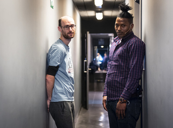 Amets Arzallus eta Ibrahima Balde, ‘Miñan’ liburuaren egileak.