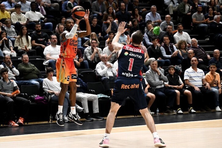 Shannon Evans, la pasada campaña con Valencia Basket ante el Baskonia.