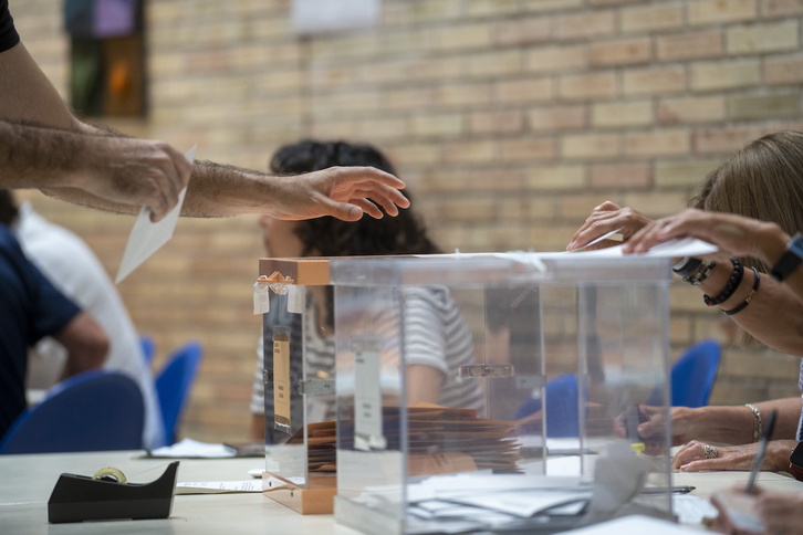 Imagen de unas urnas en un colegio electoral de Donostia en los comicios del pasado domingo.