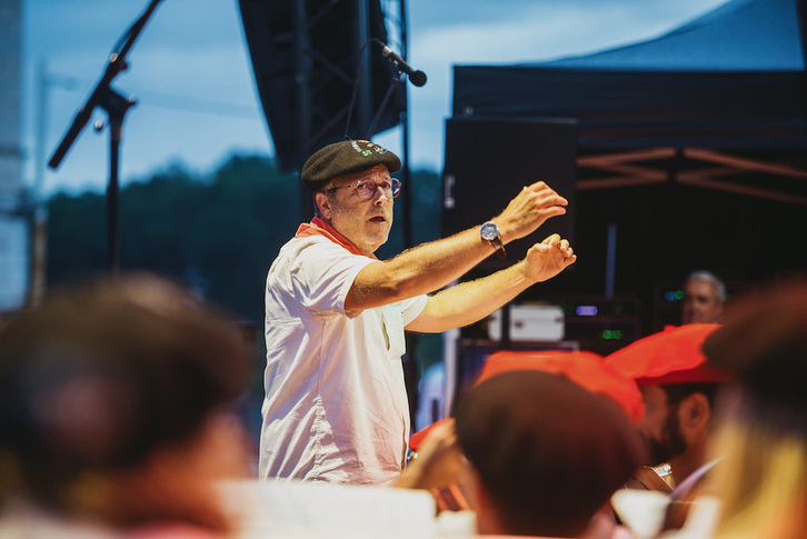 François Gonzalez, asteazken gauean, Harmoniaren kontzertua zuzentzen, Askatasun plazan.