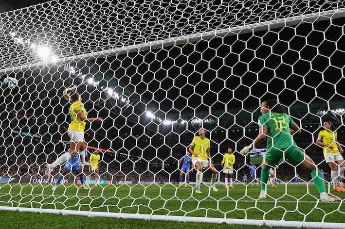 El balón entra en la portería de Leticia para confirmar el triunfo francés. Franck Fife/AFP
