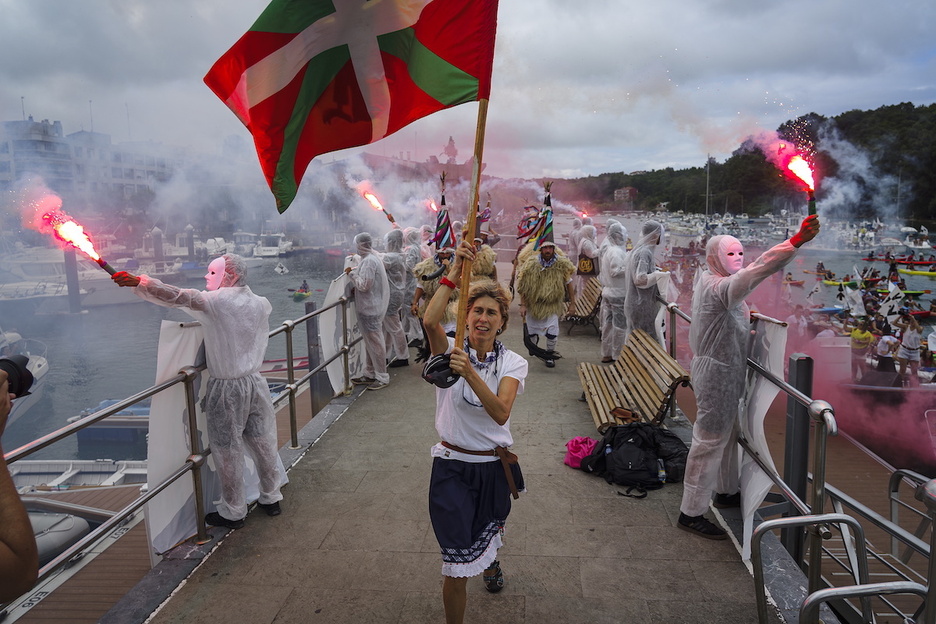 El clamor por la vuelta a casa de los presos vascos ha llenado las calles de Plentzia. El clamor por la vuelta a casa de los presos vascos ha llenado las calles de Plentzia.