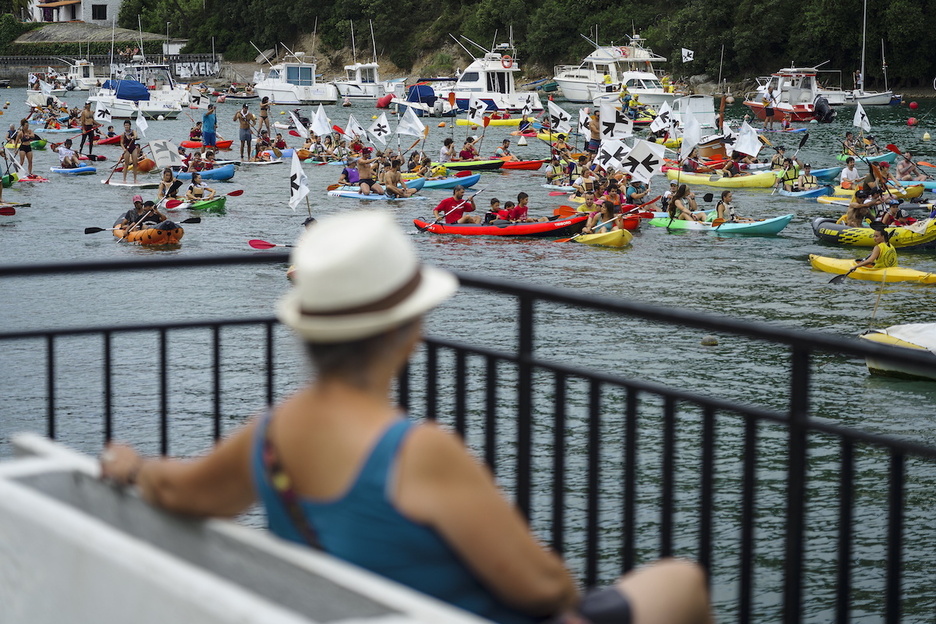 La Itsas Martxa recorriendo la ría de Plentzia. La Itsas Martxa recorriendo la ría de Plentzia.