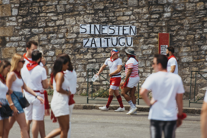 Bortizkeria sexistaren aurkako lelo hau ezarri dute Baionako besta eremuan.