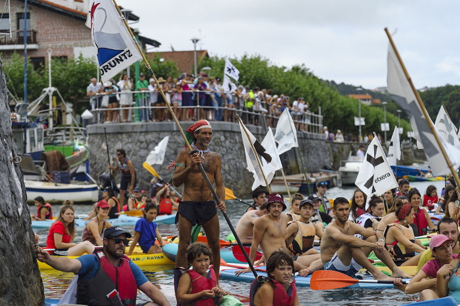 Las piraguas han tomado la villa costera de Plentzia. Las piraguas han tomado la villa costera de Plentzia.