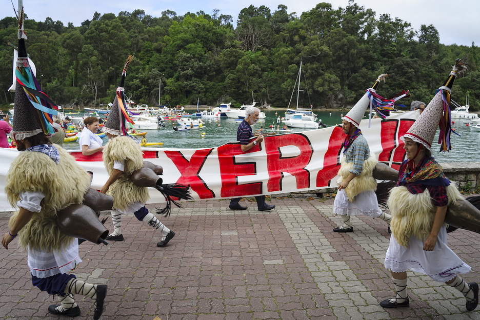El clamor por la vuelta a casa de los presos vascos ha llenado las calles de Plentzia. El clamor por la vuelta a casa de los presos vascos ha llenado las calles de Plentzia.