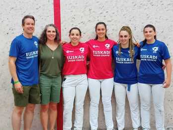 Boisen aritu diren pilotariak bertako antolatzaileetako batzuekin.