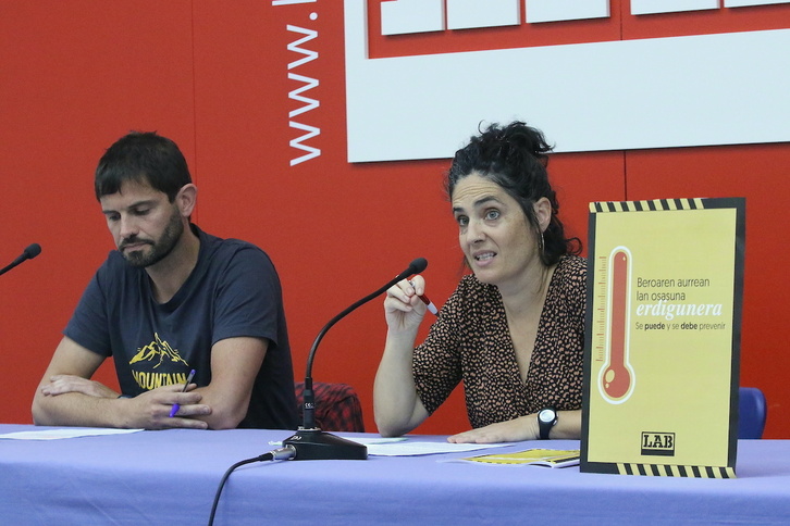 Inko Iriarte, LABeko Lan Osasuneko idazkaria, eta Oihana Lopetegi, Ekintza Sindikaleko arduraduna, gida aurkezten.