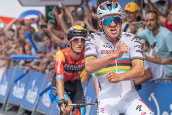 Remco Evenepoel celebra su triunfo en el Boulevard donostiarra, con Pello Bilbao por detrás, solo suuperado en los últimos metros.