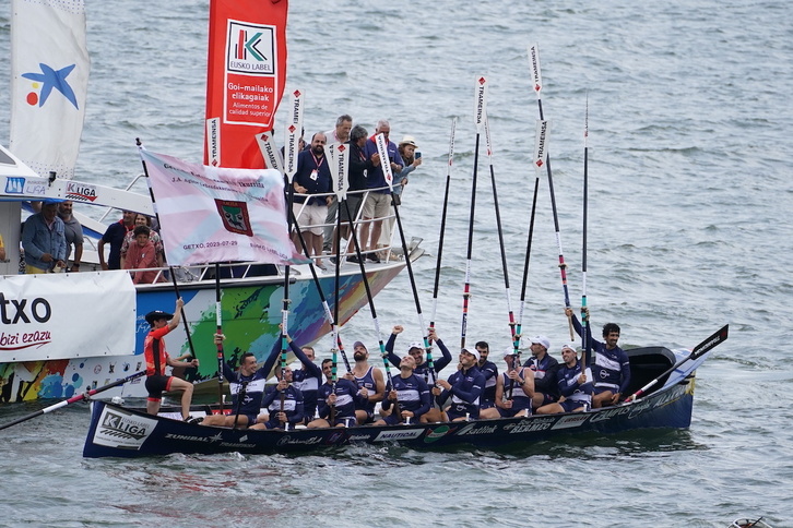 Urdaibaiko mutilak, pozarren Getxoko estropada irabazita.