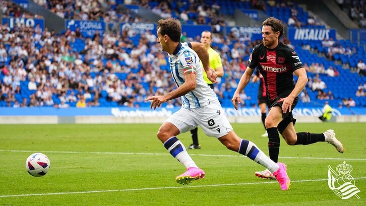 Oyarzabal conduce el balón ante un rival del Bayer Leverkusen.