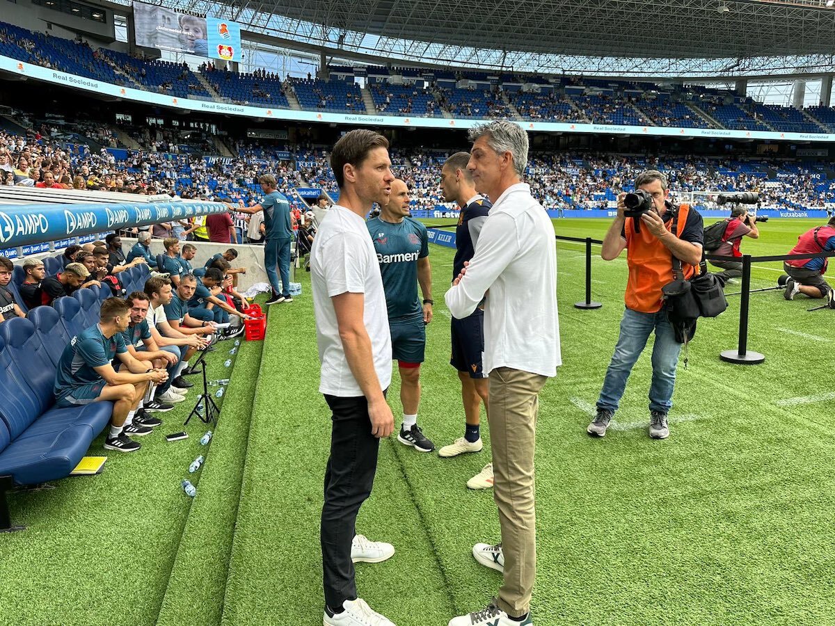 Xabi Alonso e Imanol Alguacil charlan antes del amistoso. (REAL SOCIEDAD)