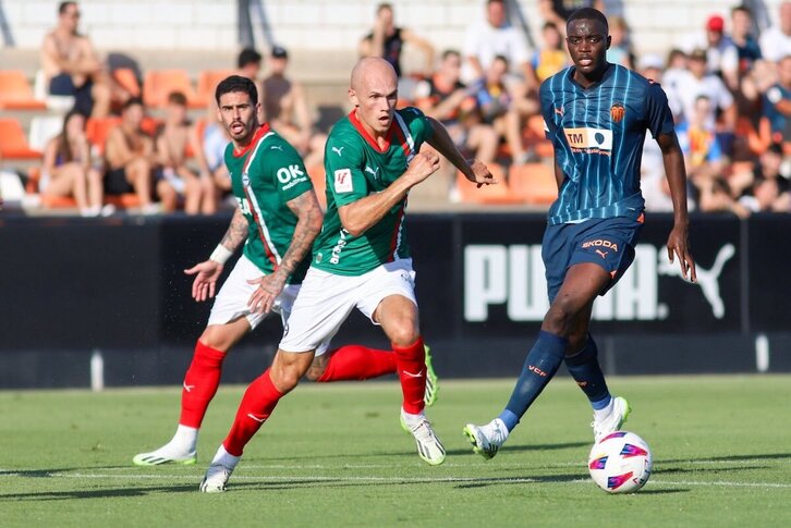 Guridi pelea el balón con un jugador del Valencia.
