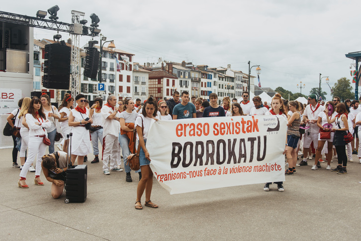 Baionako Merkatu plazan egin dute bortizkeria sexista salatzeko elkarretaratzea.