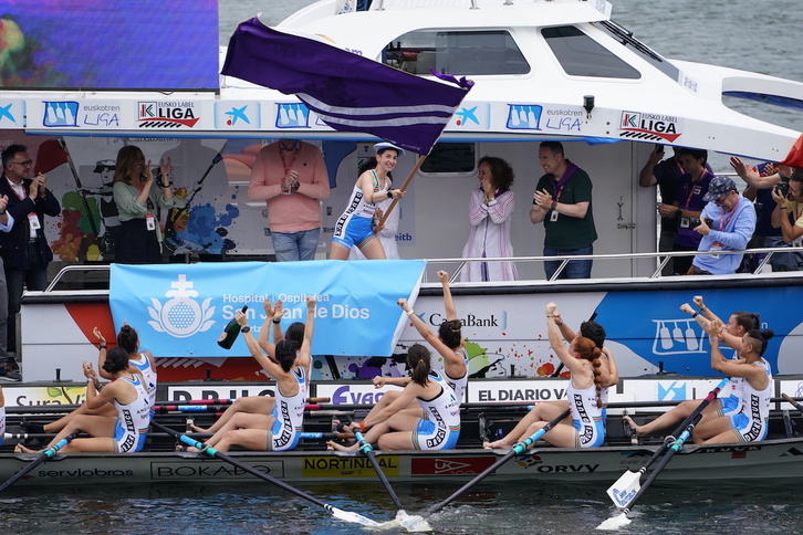 Nerea Perez Donostiarrako patroia, pozarren Santurtziko bandera astintzen.