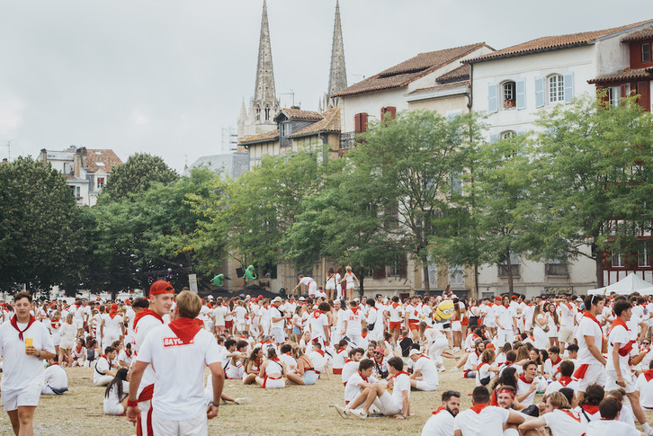 Bestazaleak atseden txiki bat hartzen, bestetako azken txanpari ekin aurretik.
