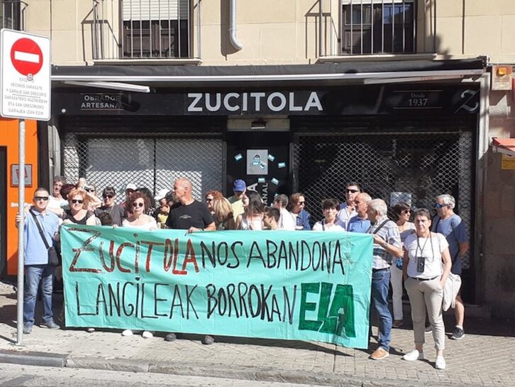 Concentración de la plantilla de Zucitola ante la tienda del paseo de Sarasate de Iruñea.