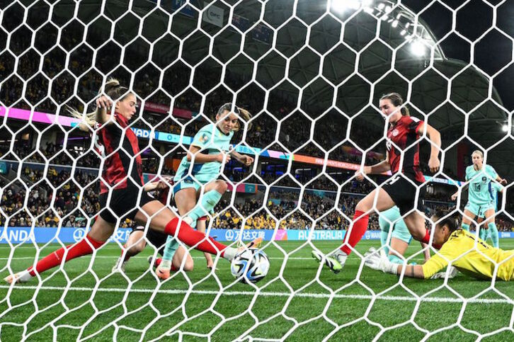 Raso remata su segundo gol a Canadá, que llegaba poco antes del descanso.