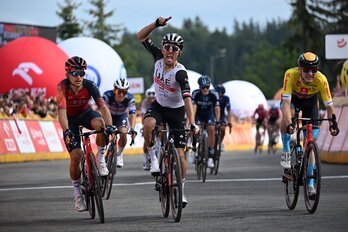 Rafal Majka alza el brazo como vencedor de la tercera etapa del Tour de Polonia.