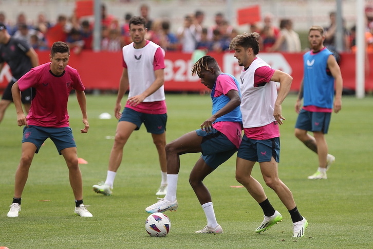 Nico Williams protege el balón en un entrenamiento en Lezama.