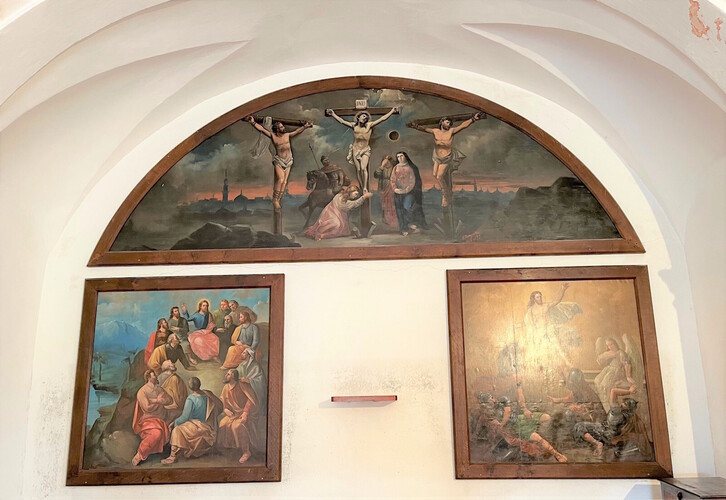 Berganzoko Larreko Andra Maria baselizako hiru mihize, irudian.