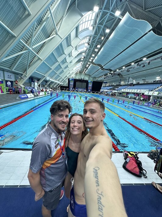 Nahia Zudaire eta Iñigo Llopis, entrenatzailearekin, Munduko txapelketan parte hartu aurretik.