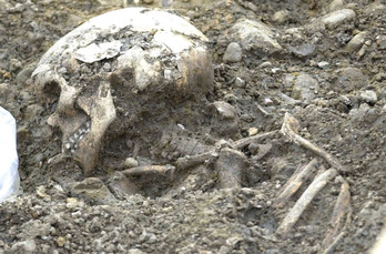 Uno de los esqueletos encontrados en la maqbara iruindarra, enterrado en decúbito derecho y con la mirada orientada hacia La Meca.