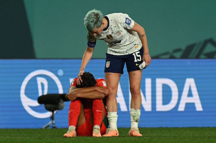 Rapinoe consuela a Jessica Silva, que llora tras haber rozado la clasificación.