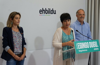 Laura Aznal, flanqueada por Miren Zabaleta y Adolfo Araiz en su comparecencia de hoy en Iruñea.