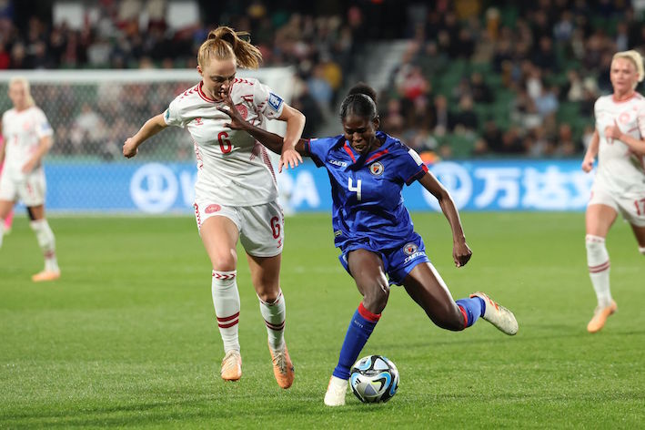 Haití se marcha con mejor aspecto que resultados. En la imagen, Joseph intenta centrar ante Holmgaard. Colin Murty/AFP