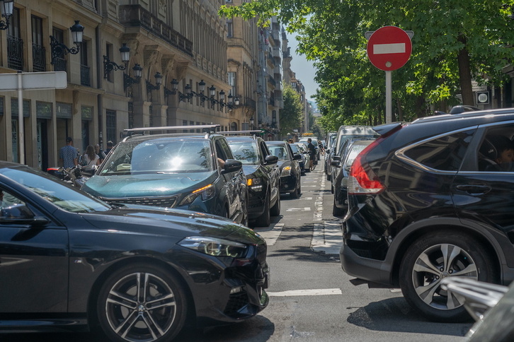 Colapso de tráfico en el centro de Donostia, en una imagen del pasado agosto.