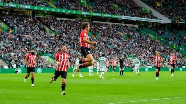 Unai Gómez celebra su primer gol con el primer equipo rojiblanco, junto a un Muniain que también ha anotado.