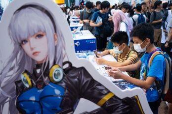 Menores haciendo uso de dispositivos móviles en Hong Kong.