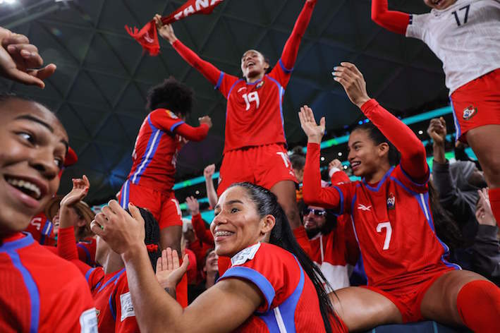 Cualquiera diría que han caído goleadas y eliminadas. Las jugadoras de Panamá, felices con la experiencia, festejan el final del partido con su afición. Franck Fife/AFP