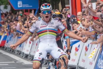Remco Evenepoel, reciente vencedor en la Clásica de Donostia, defiende el arcoíris.