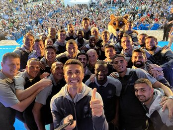 Selfie de Ander Guevara con una multitud detrás.