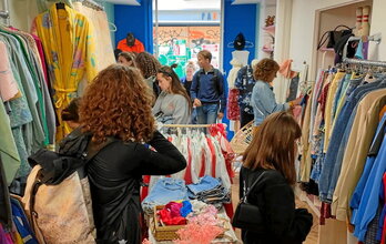 Les friperies sont les boutiques désormais incontournables de la slow fashion, par opposition à la fast fashion éphémère commercialisée dans les grandes enseignes.