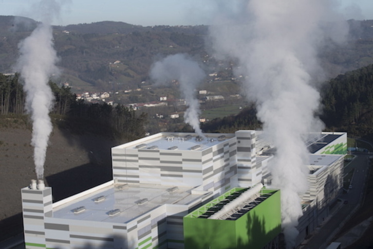 Imagen de la Incineradora de Zubieta en funcionamiento.